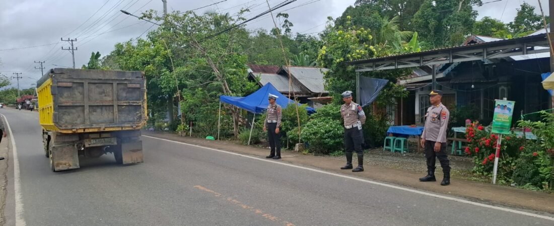 SATLANTAS POLRES BALANGAN AMANKAN PENUTUPAN MTQ SUARA EMAS IX TINGKAT PROVINSI, SEMARAK RELIGIUS MEWARNAI DESA RIWA