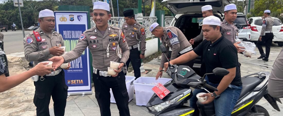 POLANTAS BALANGAN GELAR PROGRAM “JUMAT BERKAH” DI MESJID AL AKBAR